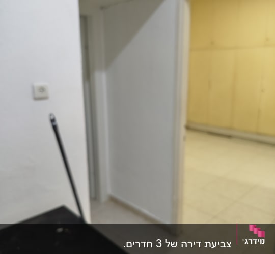 קירות פנים ממושכים ומסדרון בדירה לאחר צביעה